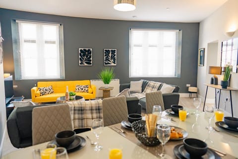 Living room, Food and drinks, Seating area