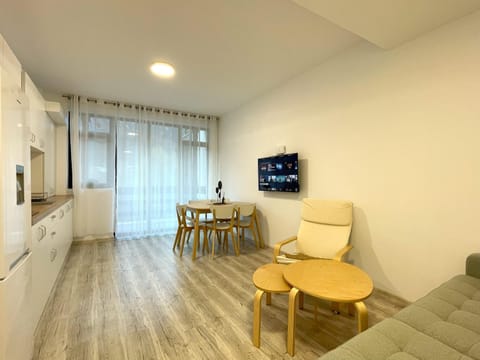 TV and multimedia, Kitchen or kitchenette, Living room, Seating area, Dining area, Evening entertainment, oven, stove