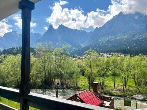 Patio, Coffee/tea facilities, Mountain view, River view, Parking
