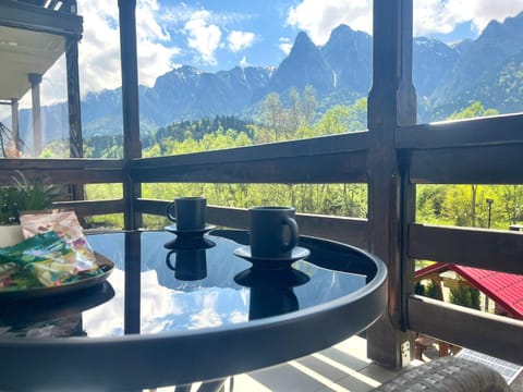 Patio, Spring, Coffee/tea facilities, Balcony/Terrace, Seating area, Mountain view, River view, Parking