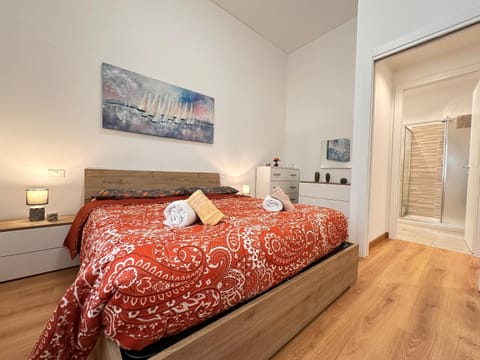 Bed, Photo of the whole room, Bedroom, towels