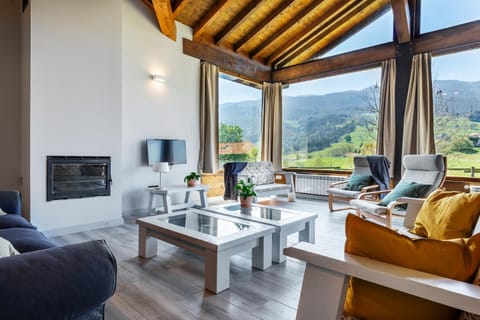 Communal lounge/ TV room, TV and multimedia, Living room, Seating area, Mountain view