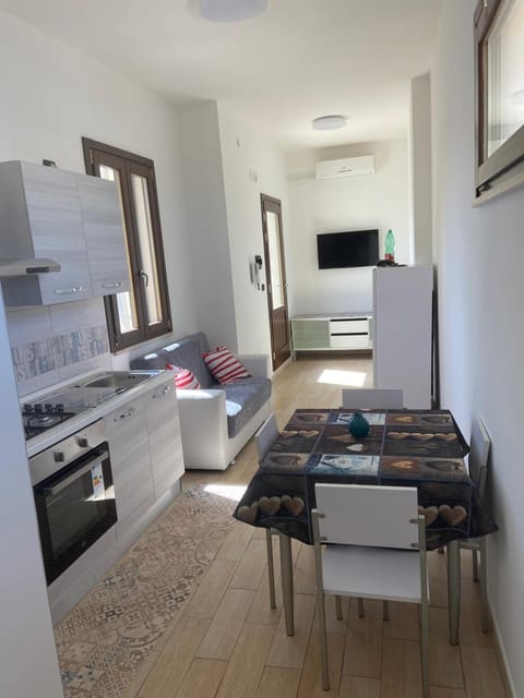 Communal lounge/ TV room, Kitchen or kitchenette, Living room, Seating area, Dining area, oven, stove