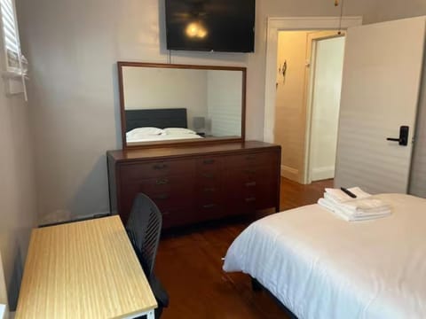 Comfy First Floor Bedroom near Cleveland Clinic Fairview Vacation rental in Cleveland Heights