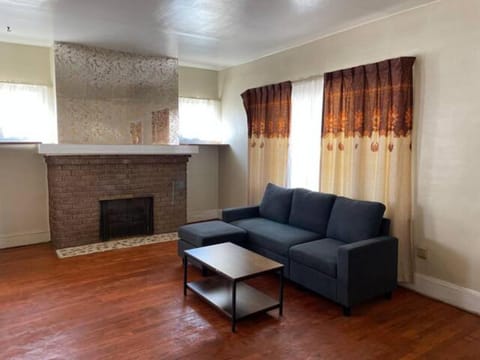 Comfy First Floor Bedroom near Cleveland Clinic Fairview Vacation rental in Cleveland Heights