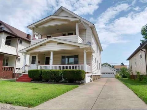 Comfy First Floor Bedroom near Cleveland Clinic Fairview Vacation rental in Cleveland Heights