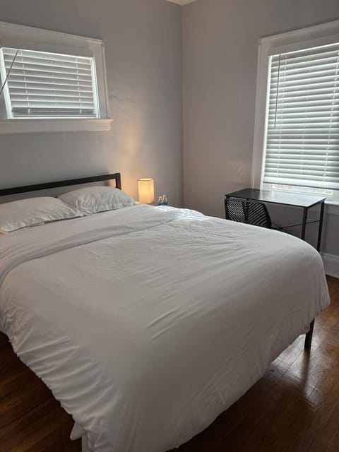 Bed, Photo of the whole room, Seating area, Bedroom