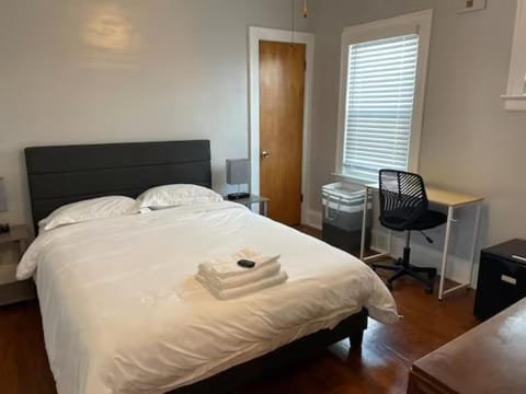 First Floor Room 8 min from Cle Airport Quiet Street All you need Vacation rental in Cleveland Heights