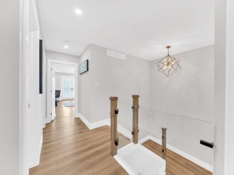 5 Bedrooms Modern Oasis in Downtown Area Vacation rental in Windsor