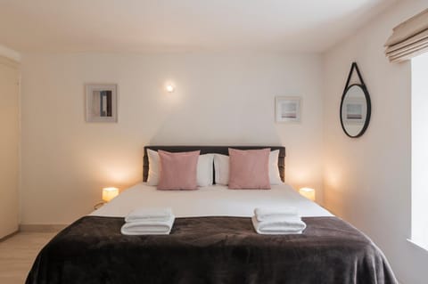 Photo of the whole room, towels