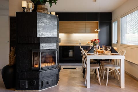 Kitchen or kitchenette, Dining area