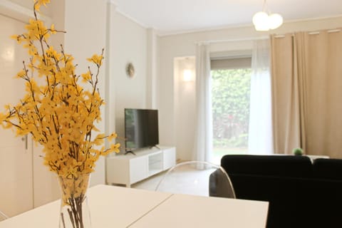 Communal lounge/ TV room, TV and multimedia, Living room, Seating area, Dining area