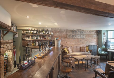 Restaurant/places to eat, Lounge or bar