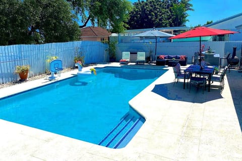 Patio, Day, Swimming pool, sunbed