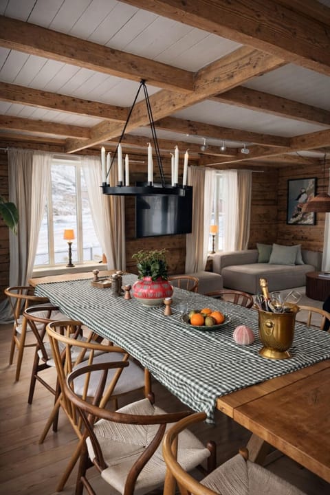 The Hidden Gem - Mountain & Beach View House in Lofoten