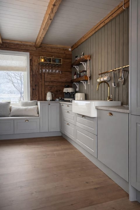 The Hidden Gem - Mountain & Beach View House in Lofoten