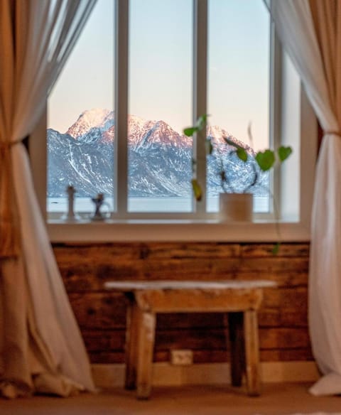 The Hidden Gem - Mountain & Beach View House in Lofoten