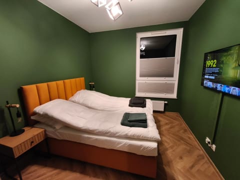 Bed, TV and multimedia, Photo of the whole room, Bedroom