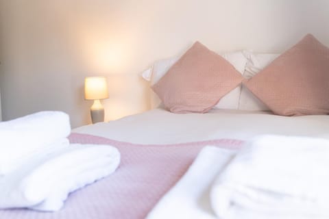 Spacious and Comfortable - 5 Bedroom Home House in Kettering