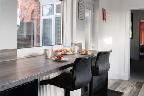 Spacious and Comfortable - 5 Bedroom Home House in Kettering