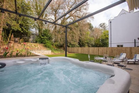 Garden, Hot Tub