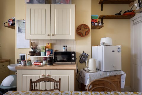 Coffee/tea facilities, Kitchen or kitchenette, Dining area, oven