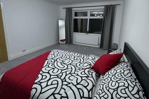 Manchester City Oasis - Spacious 5 Bedroom House House in Manchester