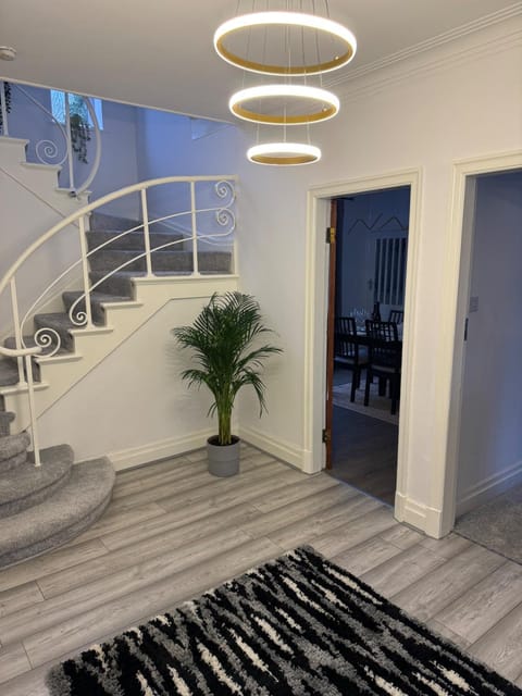 Manchester City Oasis - Spacious 5 Bedroom House House in Manchester