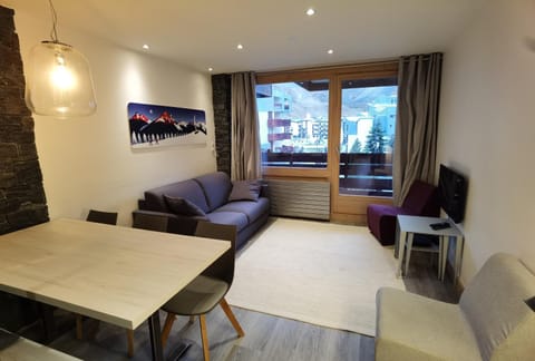 TV and multimedia, Seating area, Dining area