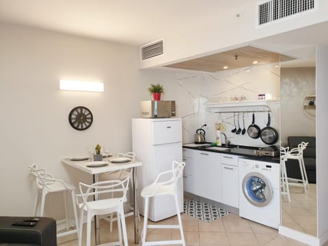 Kitchen or kitchenette, Dining area