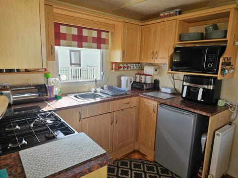 Coffee/tea facilities, Kitchen or kitchenette, oven, stove, toaster