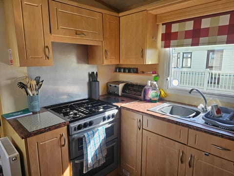 Coffee/tea facilities, Kitchen or kitchenette, stove, toaster