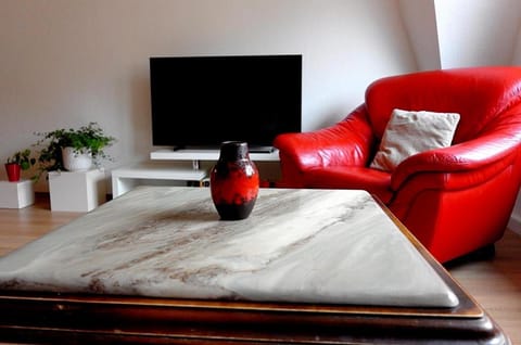 TV and multimedia, Living room, Seating area, Evening entertainment
