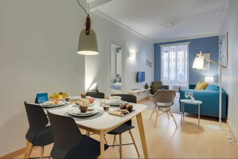 Living room, Food and drinks, Seating area, Dining area, Food