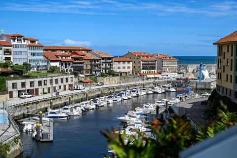 Nearby landmark, City view, River view, Sea view, Location
