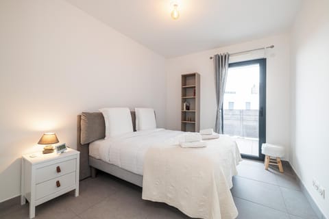 Bed, Bedroom, towels