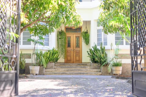 Property building, Facade/entrance, Garden, Garden view