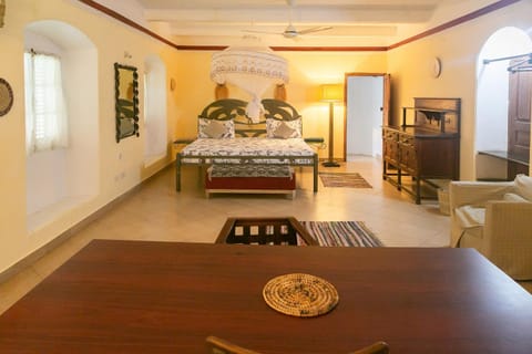 Bed, Photo of the whole room, Decorative detail, Decorative detail, Bedroom, air conditioner