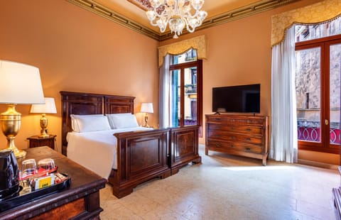 Bed, TV and multimedia, Photo of the whole room, Bedroom