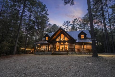 NewListing! 1-Mile Choctaw Landing, GameRoom, 6BR, Sleep-18, PET Friendly, HotTub, Play Structure, Smart TV, FirePit, Outdoor Villa in Broken Bow