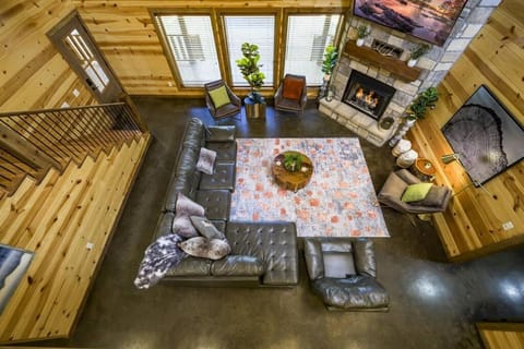 NewListing! 1-Mile Choctaw Landing, GameRoom, 6BR, Sleep-18, PET Friendly, HotTub, Play Structure, Smart TV, FirePit, Outdoor Villa in Broken Bow