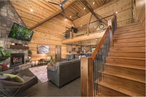 NewListing! 1-Mile Choctaw Landing, GameRoom, 6BR, Sleep-18, PET Friendly, HotTub, Play Structure, Smart TV, FirePit, Outdoor Villa in Broken Bow