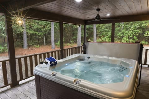 2mile-Choctaw Landing, HotTub, FirePitYard, King House in Broken Bow