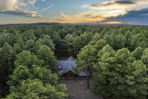 NewListing! 1-Mile Choctaw Landing, GameRoom, 6BR, Sleep-18, PET Friendly, HotTub, Play Structure, Smart TV, FirePit, Outdoor Villa in Broken Bow