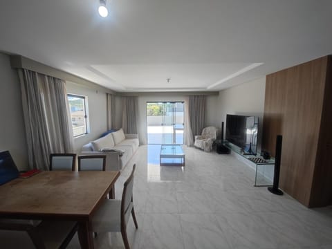 Communal lounge/ TV room, TV and multimedia, Living room, Seating area, Dining area