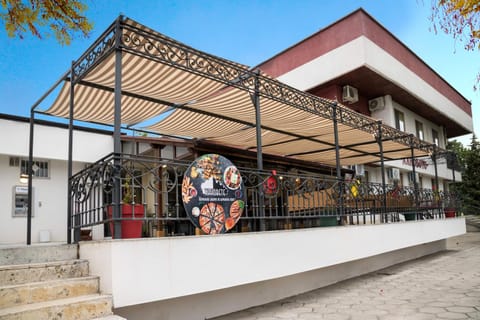 Property building, Property logo or sign, Balcony/Terrace, Food and drinks, City view, Meals, Lunch, Dinner, Alcoholic drinks, Non alcoholic drinks, young children, older children, group of guests, Family