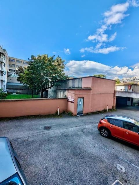 Studio - Hyper Centre avec Parking & Wifi Gratuit Apartment in Grenoble