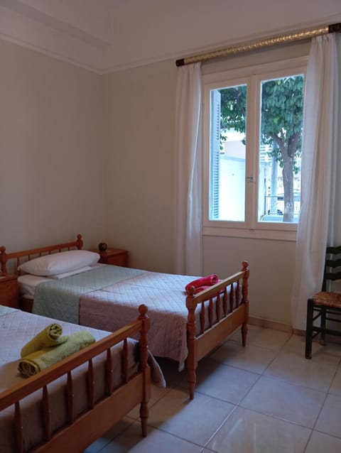 Room with garden 5' from metro - 2 beds Vacation rental in Athens