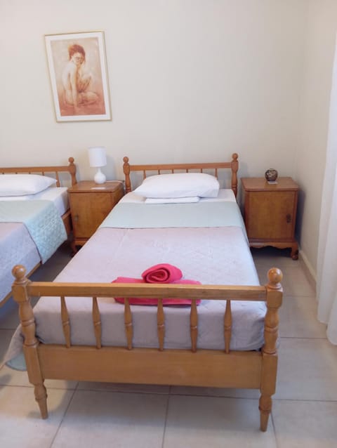 Room with garden 5' from metro - 2 beds Vacation rental in Athens