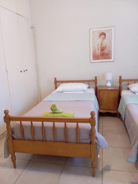 Room with garden 5' from metro - 2 beds Vacation rental in Athens